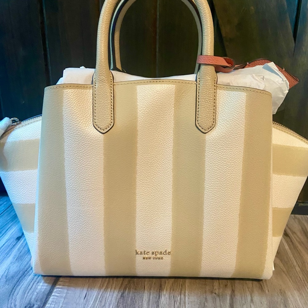 NWT KATE SPADE PURSE white and beige striped♠️ 🤍RETAIL OVER $300🤍🩷